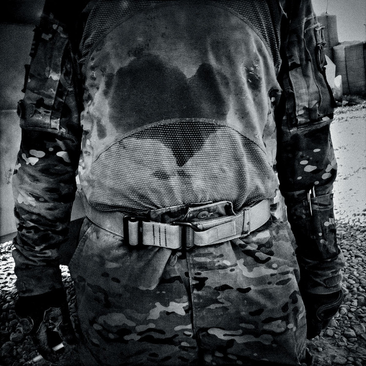 Plama potu w kształcie serca na koszulce amerykańskiego żołnierza z jednostki Pashmul-południe, w prowincji Kandahar w Afganistanie, fot. Dima Gavrysh.