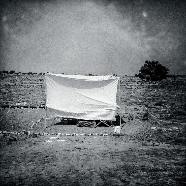 Namiot saperów rozstawiony zaraz obok radzieckiego pola minowego w prowincji Khost, fot. Dima Gavrysh.