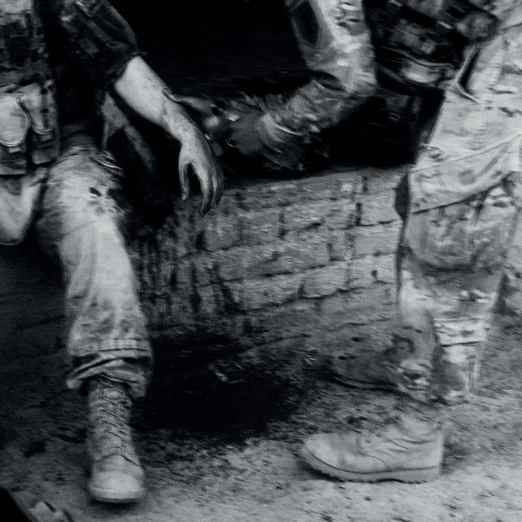 Ranny żołnierz opatrywany przez kolegę podczas akcji w prowincji Kandahar, fot. Dima Gavrysh. 