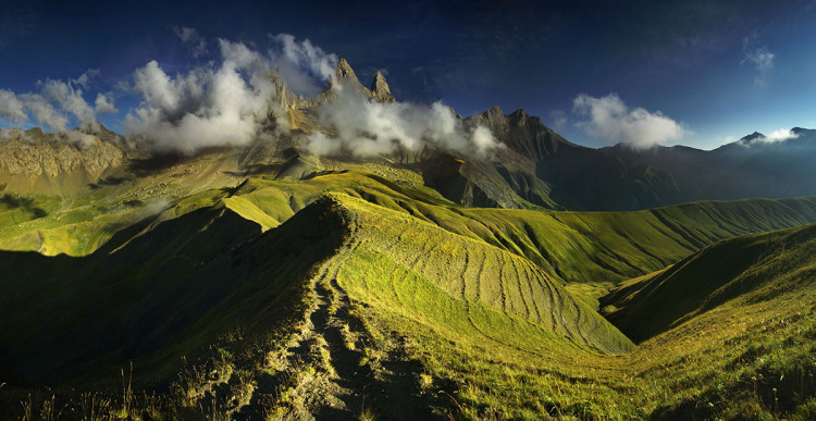 Aiguilles d'Arves. Trzy potężne skalne iglice w Alpach Delfinackich, fot. Karol Nienartowicz