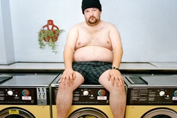 Johnny Vegas, portret w pralni - sesja z celebrytami - Muir Vilder