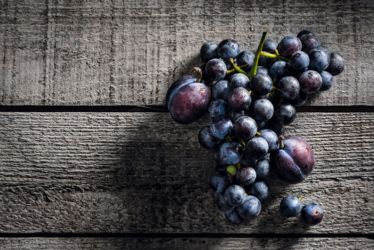 Zdjęcie kulinarne. Ciemne winogrona Concord, 2013, fot. Francesco Tonelli 