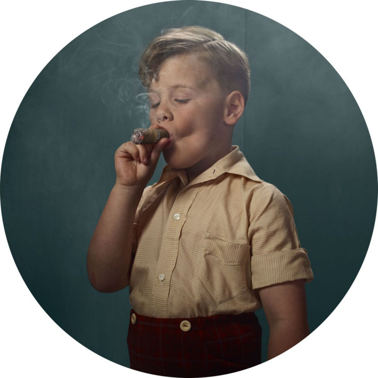 fot. Frieke Janssens dzieci palące papierosy