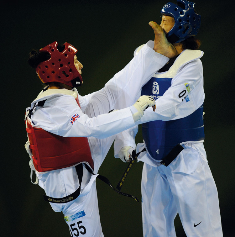 Sarah Stevenson walczy z Chen Zhong z Chin w ćwierćfinale zawodów taekwondo w Pekinie w 2008 r., fot. Dave Shopland