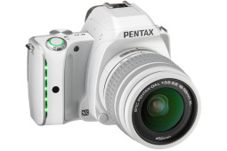Pentax K-S1 - lustrzanka z licznymi diodami na korpusie